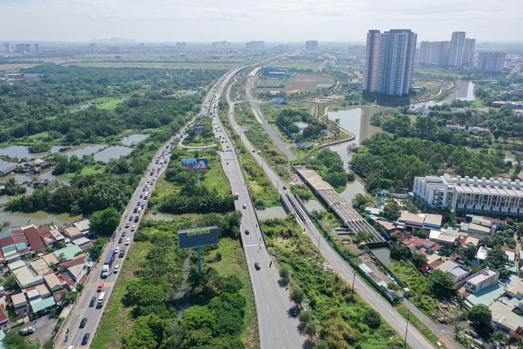 Đường song hành cao tốc TPHCM – Long Thành – một trong những công trình giao thông trọng điểm của TP Thủ Đức. Ảnh: Quỳnh Trần