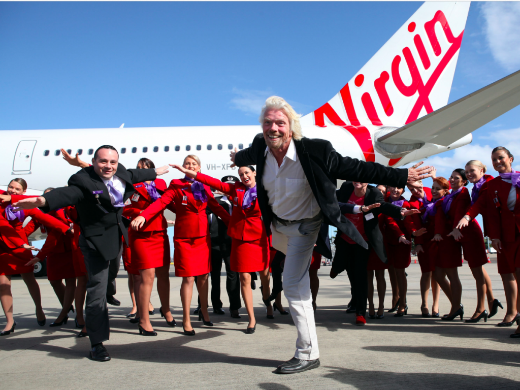 Richard Branson chụp ảnh cùng các nhân viên Virgin Australia.